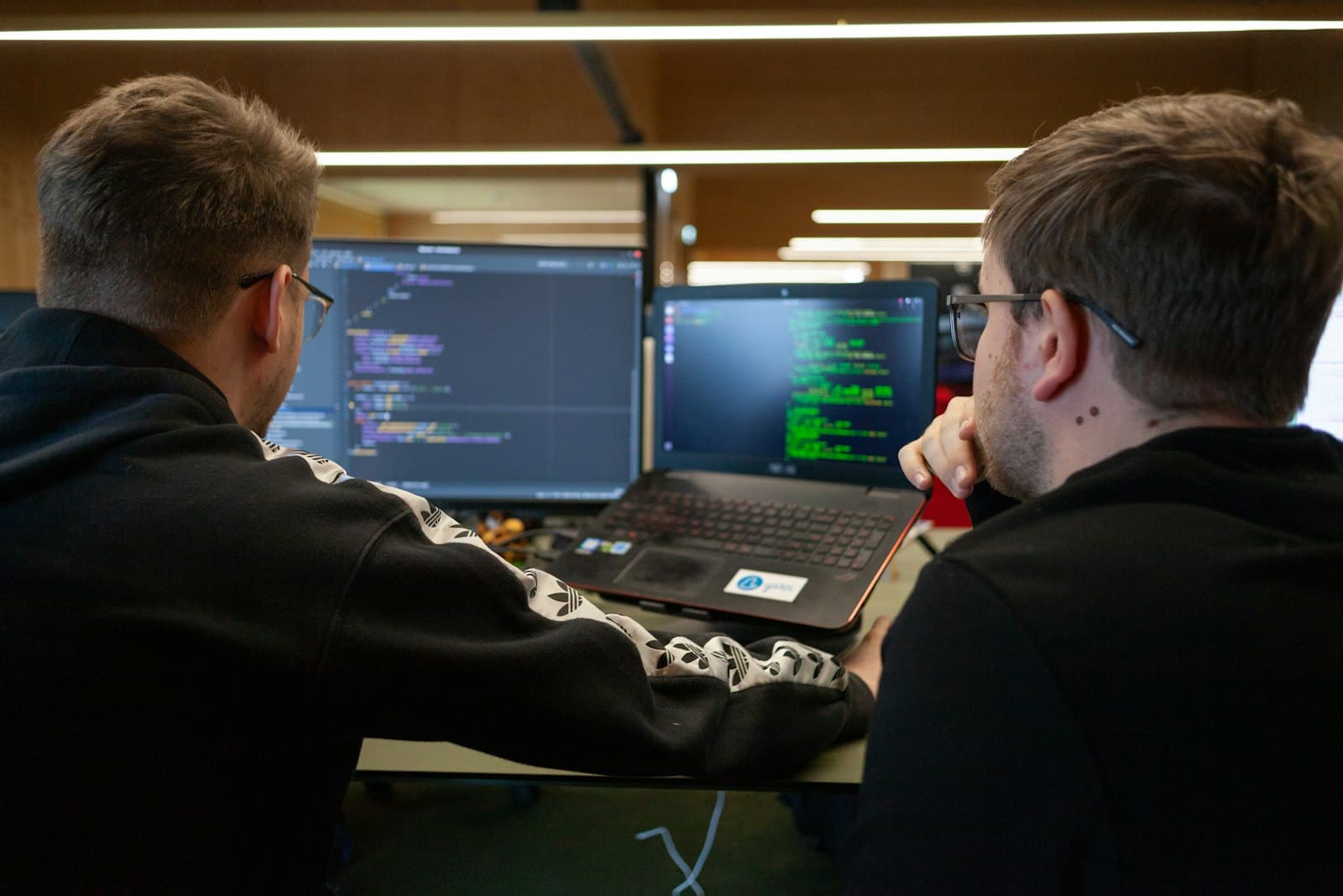 Custom Web App vs Software Siap Pakai: Kapan Bisnis Anda Butuh yang Custom?